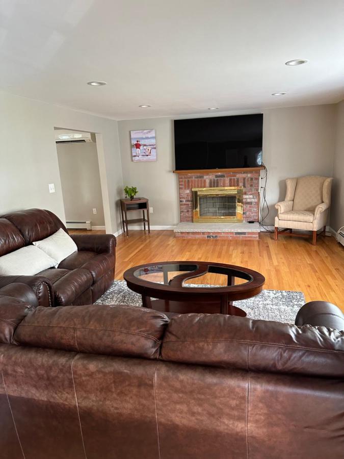 Room In Single Family House - Suburban Neighborhood In Boston Eksteriør billede