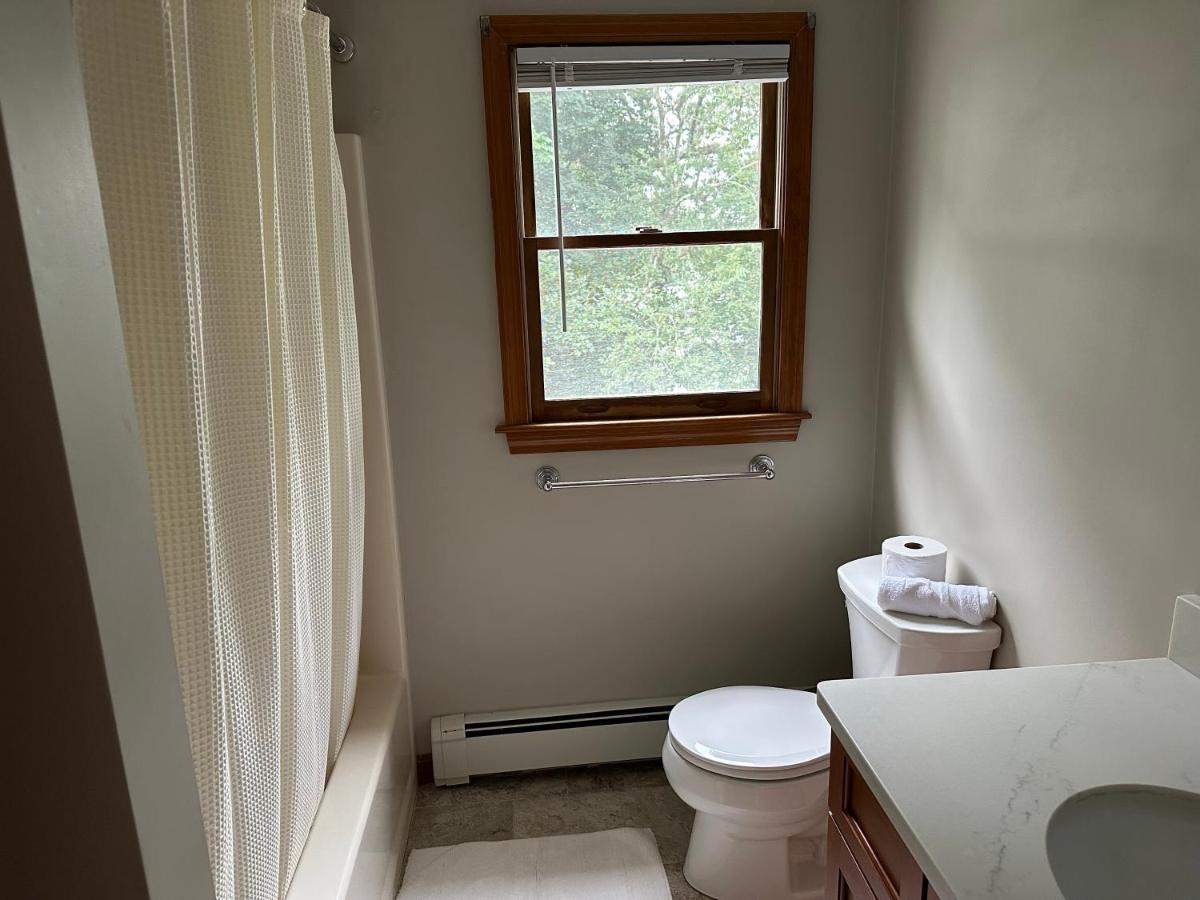 Room In Single Family House - Suburban Neighborhood In Boston Eksteriør billede