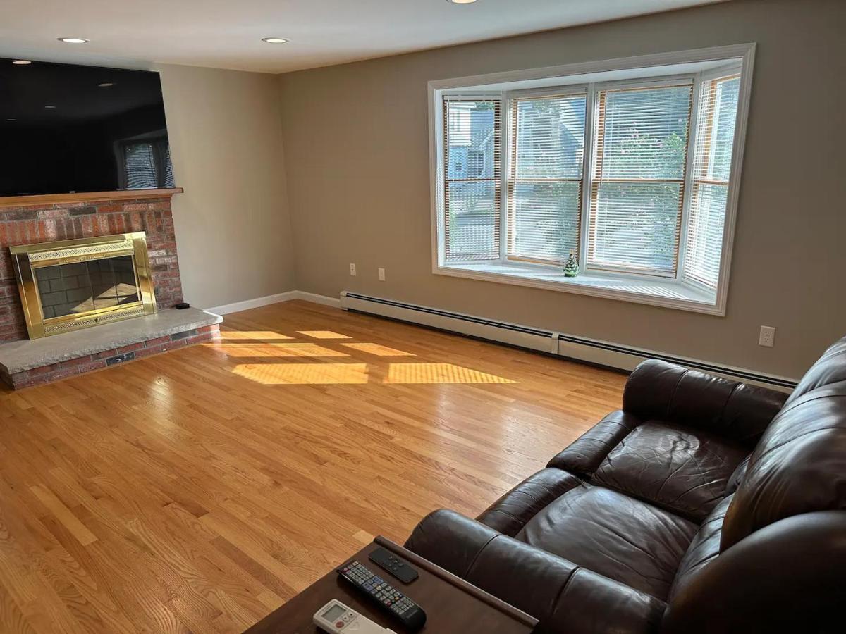 Room In Single Family House - Suburban Neighborhood In Boston Eksteriør billede