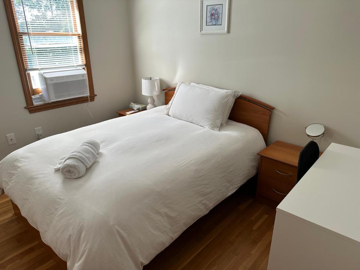 Room In Single Family House - Suburban Neighborhood In Boston Værelse billede