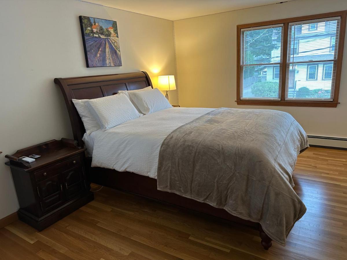 Room In Single Family House - Suburban Neighborhood In Boston Værelse billede