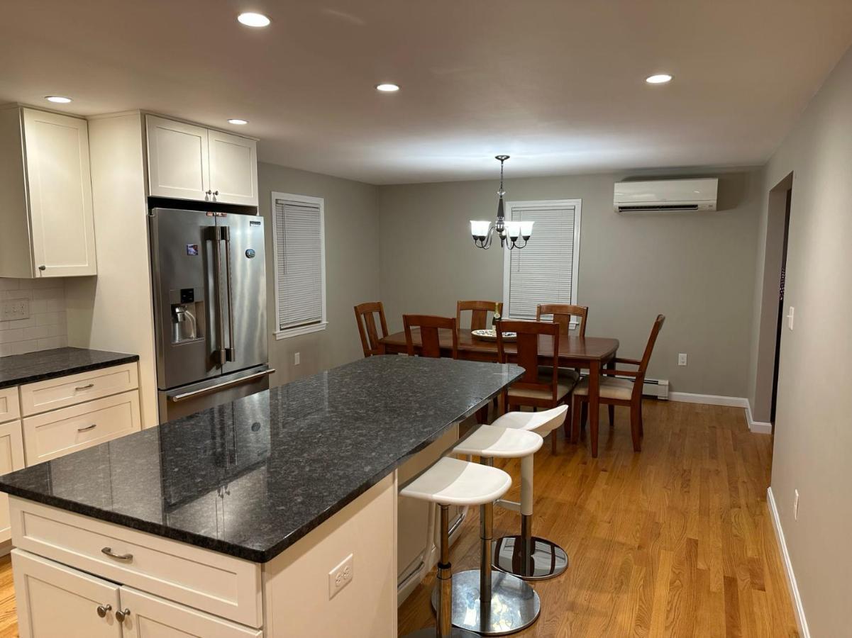 Room In Single Family House - Suburban Neighborhood In Boston Eksteriør billede